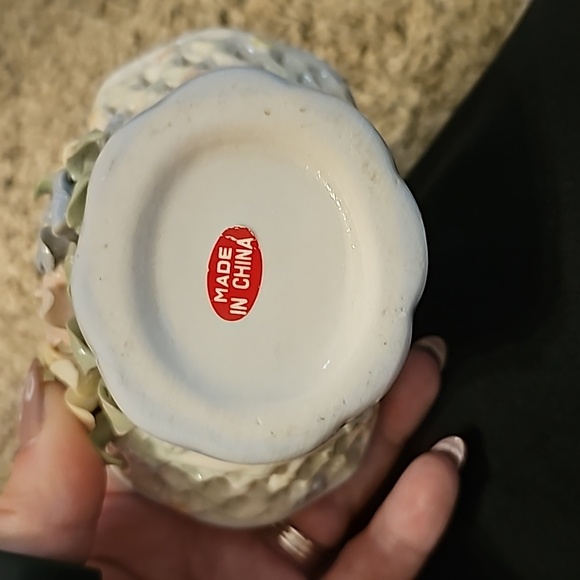 Vintage 1960's Victorian Porcelain Basket, Embossed flowers ceramic basket - Picture 4 of 5